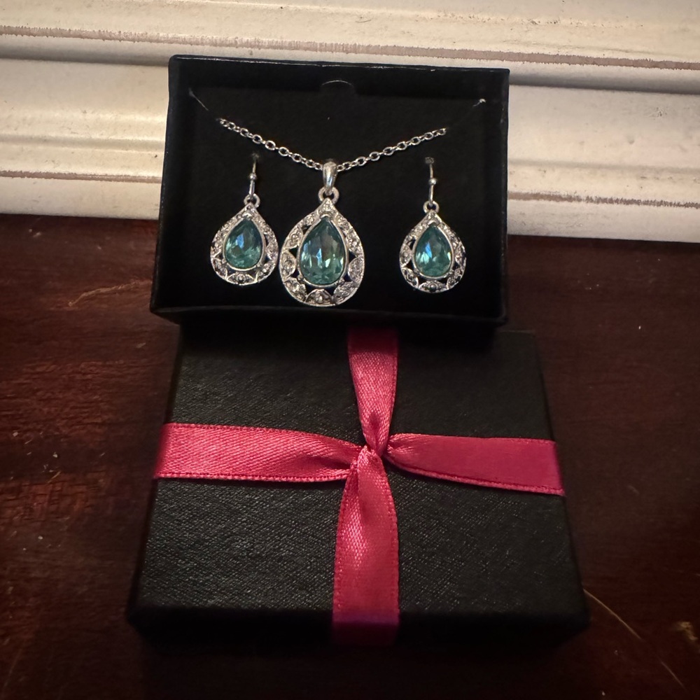 Teardrop Necklace and Earring Set in Silver and Blue